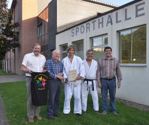 1.889stes Vereinsmitglied Severin Peters (Mitte) freut sich mit den Vorstandsmitgliedern des Turnclub 1889 Kreuzau e.V., Edwin Suermondt, Matthias Voßen, Helmut Titz und Gerd Henn (v.l.) über seine Präsente und 10 Jahre beitragsfreie Mitgliedschaft. (Foto: Bernd Klass)